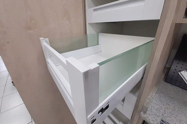 MUEBLES-DE-COCINA-A-MEDIDA-CUANTIKA-MATERIALES BANDEJA DE CRISTAL